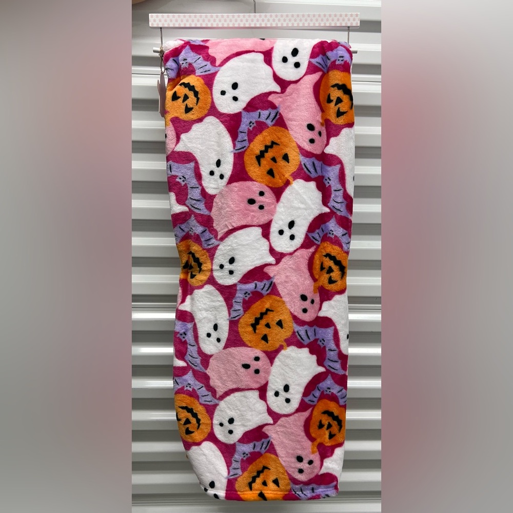 Cupcakes & Cashmere Halloween Pumpkins Ghosts Bats Pink 60x70 Throw Blanket NEW - Picture 2 of 2